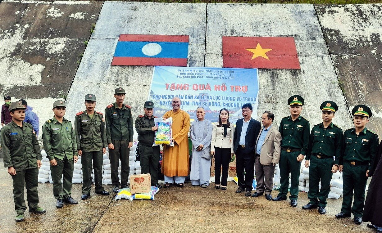 Biên phòng Thừa Thiên Huế tặng quà tổng trị giá hơn 77 triệu đồng cho lực lượng vũ trang và nhân dân biên giới Việt Nam - Lào Biên phòng Thừa Thiên Huế tặng quà tổng trị giá hơn 77 triệu đồng cho lực lượng vũ trang và nhân dân biên giới Việt Nam - Lào