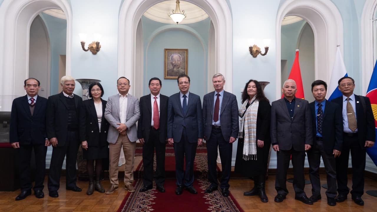 Ambassador Dang Minh Khoi (centre) and the visiting delegation pose for a photo at the Vietnamese Embassy in Russia. Photo: VNA Ambassador Dang Minh Khoi (centre) and the visiting delegation pose for a photo at the Vietnamese Embassy in Russia. Photo: VNA