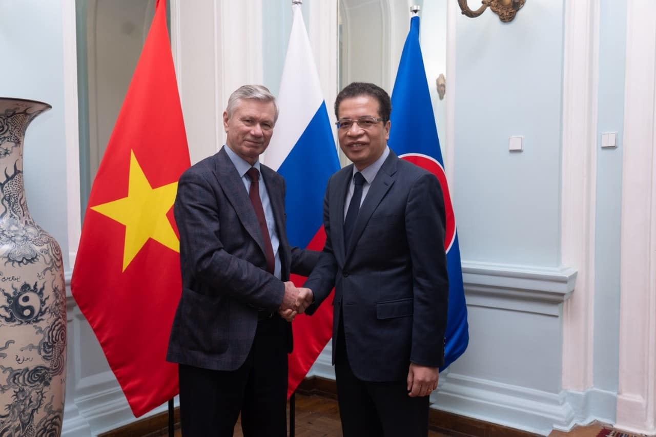 Vietnamese Ambassador to Russia Dang Minh Khoi shakes hands with Chairman of the Russia-Vietnam Friendship Association Vladimir Buyanov. Photo: VNA Vietnamese Ambassador to Russia Dang Minh Khoi shakes hands with Chairman of the Russia-Vietnam Friendship Association Vladimir Buyanov. Photo: VNA