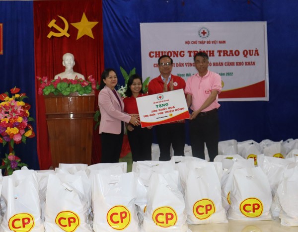 350 suất quà đến với người dân khó khăn ở Kon Tum 350 suất quà đến với người dân khó khăn ở Kon Tum