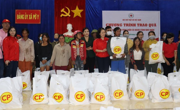 350 suất quà đến với người dân khó khăn ở Kon Tum 350 suất quà đến với người dân khó khăn ở Kon Tum