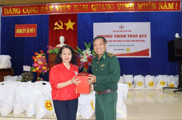 350 suất quà đến với người dân khó khăn ở Kon Tum 350 suất quà đến với người dân khó khăn ở Kon Tum