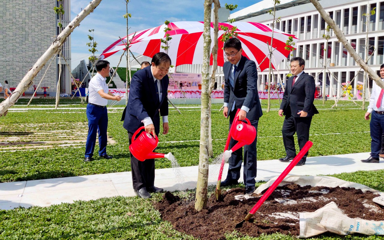 Đại học Cần Thơ khánh thành 2 công trình từ nguồn vốn vay ODA của Nhật Bản Đại học Cần Thơ khánh thành 2 công trình từ nguồn vốn vay ODA của Nhật Bản