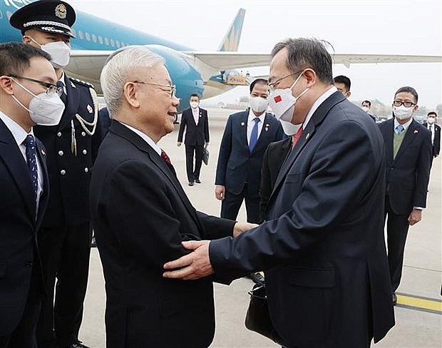 Head of the International Liaison Commission of the Central Committee of the Communist Party of China Liu Jianchao (R) welcomes Party General Secretary Nguyen Phu Trong at the Beijing International Airport on October 30. Photo: VNA Head of the International Liaison Commission of the Central Committee of the Communist Party of China Liu Jianchao (R) welcomes Party General Secretary Nguyen Phu Trong at the Beijing International Airport on October 30. Photo: VNA