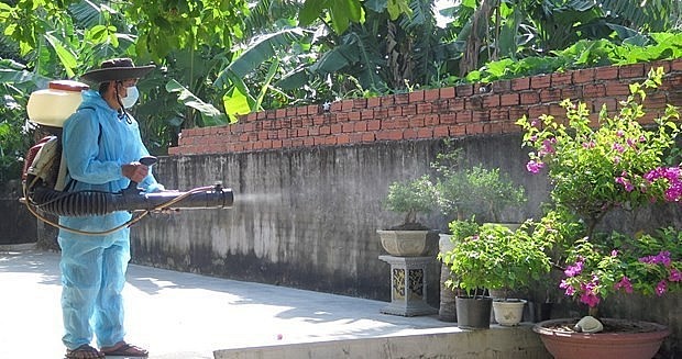 Spraying chemicals to kill mosquito larvae. Photo: VNA Spraying chemicals to kill mosquito larvae. Photo: VNA
