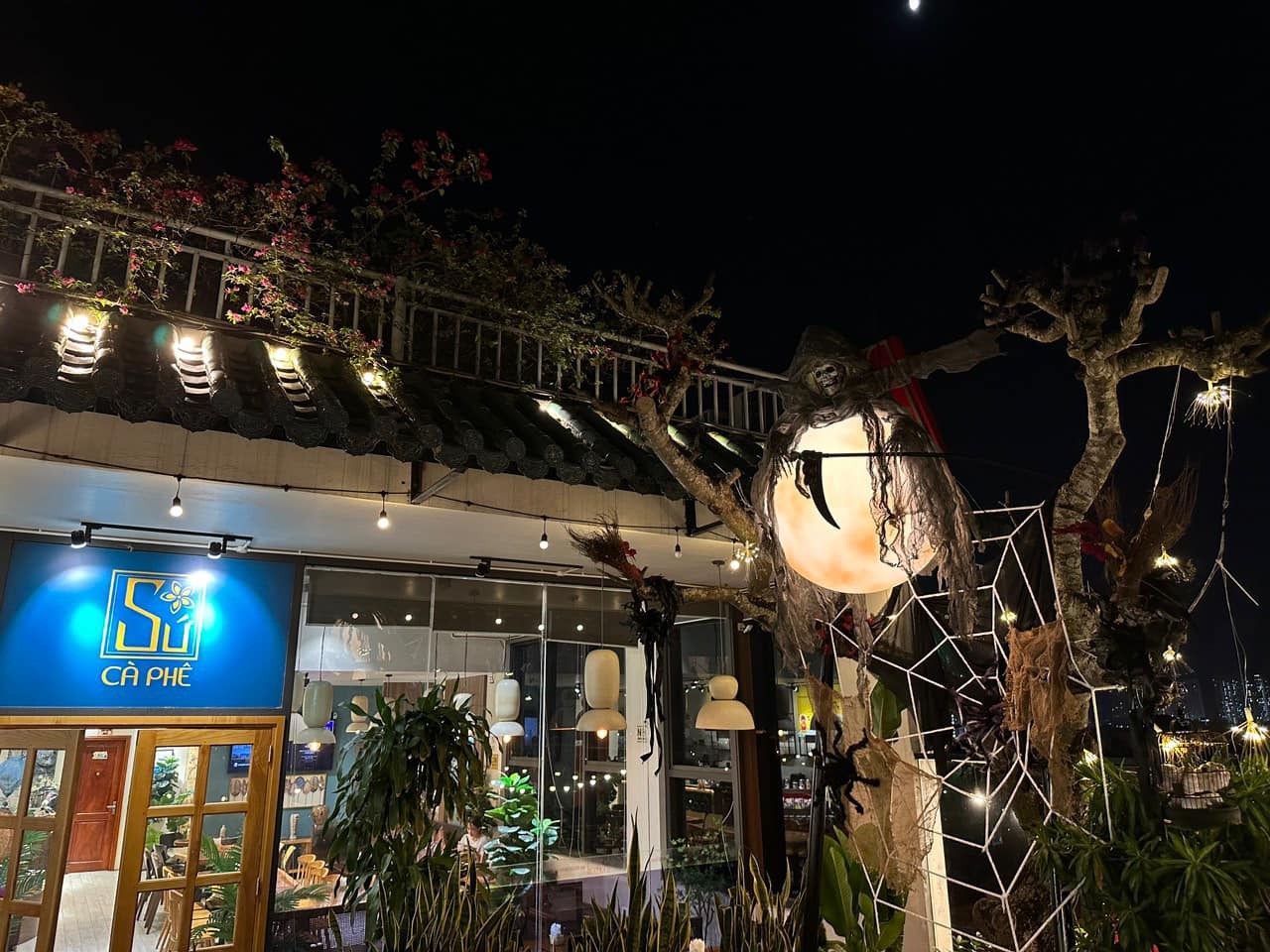 The outside space of Sứ Coffee (Photo: Sứ Coffee/ Facebook). The outside space of Sứ Coffee (Photo: Sứ Coffee/ Facebook).