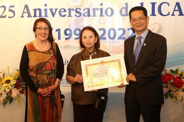 Ambassador to Argentina Duong Quoc Thanh presents a certificate of merit of the Vietnam Union of Friendship Organisations (VUFO) to the ICAV in recognition of its contributions to Vietnam. (Photo: VNA Ambassador to Argentina Duong Quoc Thanh presents a certificate of merit of the Vietnam Union of Friendship Organisations (VUFO) to the ICAV in recognition of its contributions to Vietnam. (Photo: VNA