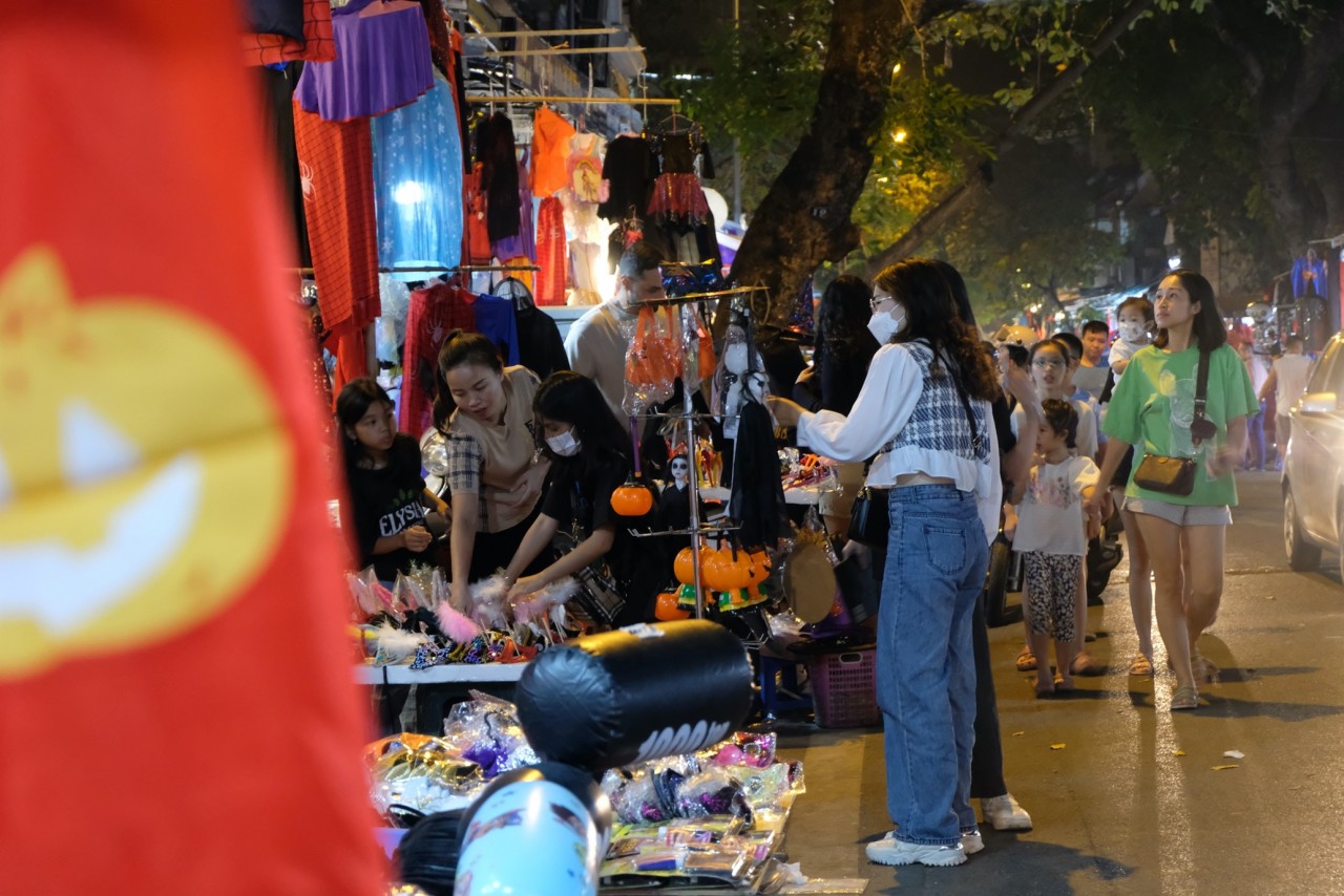 Hàng Mã “hoá trang” kinh dị, nhiều người dân thích thú đến vui chơi.
