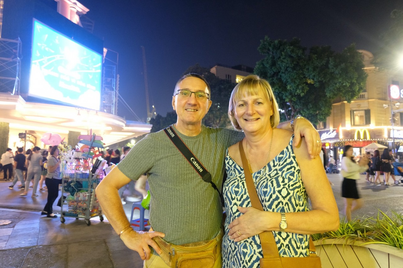 Ông Nigel và bà Jill cùng dạo chơi trên phố đi bộ Hoàn Kiếm.