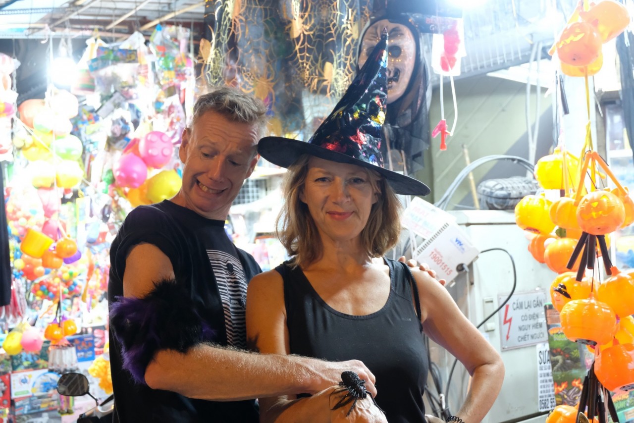 Người nước ngoài hoá trang chào đón Halloween tại Việt Nam.