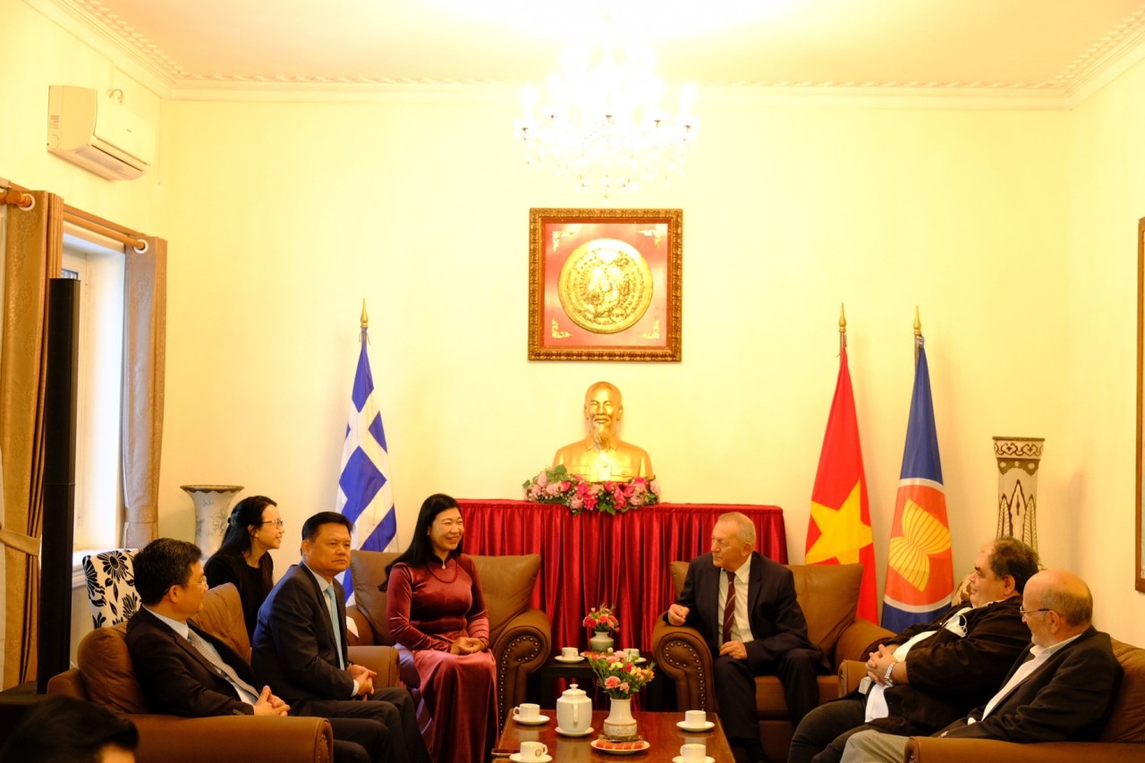 Ông Thanasis Pafilis, Tổng Thư ký Hội đồng Hòa bình thế giới cùng lãnh đạo Ủy ban Hòa bình Hy Lạp đón tiếp Đoàn (Ảnh: HAUFO). Ông Thanasis Pafilis, Tổng Thư ký Hội đồng Hòa bình thế giới cùng lãnh đạo Ủy ban Hòa bình Hy Lạp đón tiếp Đoàn (Ảnh: HAUFO).