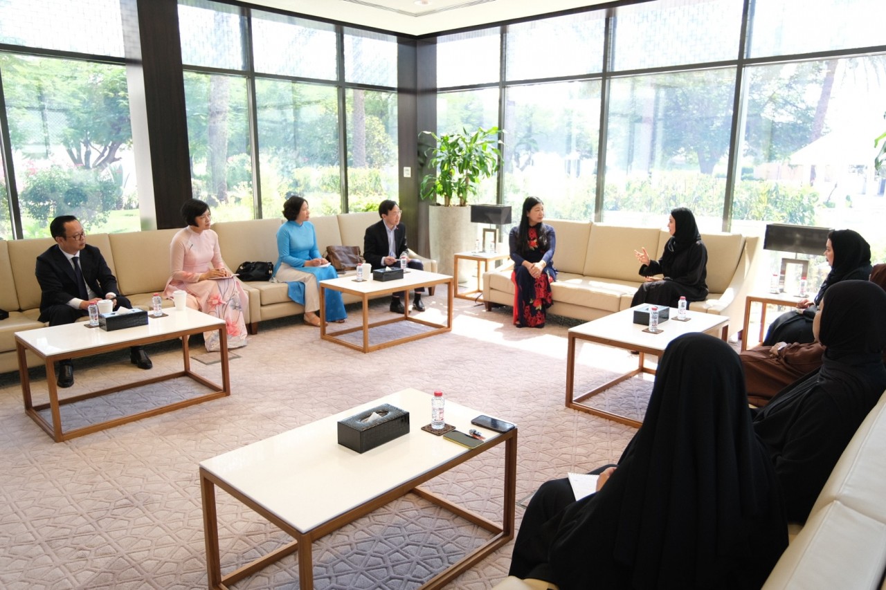 Đoàn đại biểu TP Hà Nội thăm và làm việc với Quỹ vì phụ nữ và trẻ em Dubai (Ảnh: HAUFO). Đoàn đại biểu TP Hà Nội thăm và làm việc với Quỹ vì phụ nữ và trẻ em Dubai (Ảnh: HAUFO).