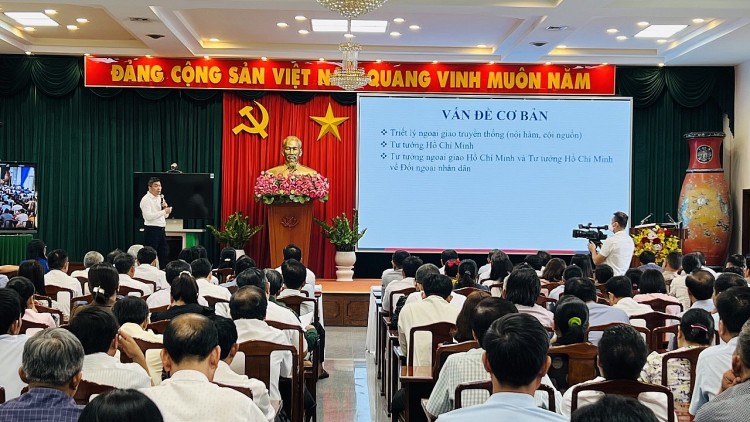 Ông Phan Anh Sơn, Phó Chủ tịch - Tổng Thư ký Liên hiệp các tổ chức hữu nghị Việt Nam chia sẻ thông tin tại hội nghị. Ông Phan Anh Sơn, Phó Chủ tịch - Tổng Thư ký Liên hiệp các tổ chức hữu nghị Việt Nam chia sẻ thông tin tại hội nghị.
