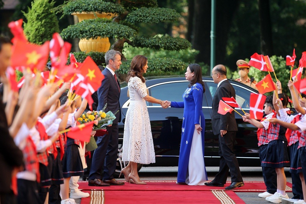 The Crown Prince of Denmark Frederik and the Crown Princess welcomed at a ceremony hosted by Vice President Vo Thi Anh Xuan. Photo: VGP The Crown Prince of Denmark Frederik and the Crown Princess welcomed at a ceremony hosted by Vice President Vo Thi Anh Xuan. Photo: VGP