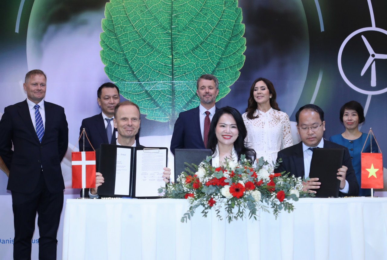Đại diện Liên danh T&T Group - Orsted và Trung tâm Đổi mới sáng tạo Quốc gia ký và trao biên bản ghi nhớ thỏa thuận hợp tác. Đại diện Liên danh T&T Group - Orsted và Trung tâm Đổi mới sáng tạo Quốc gia ký và trao biên bản ghi nhớ thỏa thuận hợp tác.