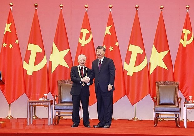 General Secretary of the CPC Central Committee and President of China Xi Jinping presents China's Friendship Order to General Secretary of the CPV Central Committee Nguyen Phu Trong. (Photo: VNA) General Secretary of the CPC Central Committee and President of China Xi Jinping presents China's Friendship Order to General Secretary of the CPV Central Committee Nguyen Phu Trong. (Photo: VNA)
