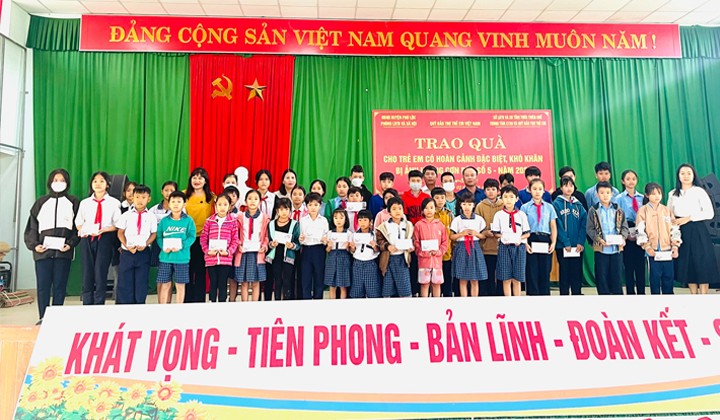 Thừa Thiên Huế trao tặng quà cho 400 học sinh hoàn cảnh khó khăn bị ảnh hưởng cơn bão số 5 Thừa Thiên Huế trao tặng quà cho 400 học sinh hoàn cảnh khó khăn bị ảnh hưởng cơn bão số 5