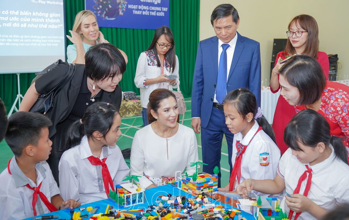 Công nương Đan Mạch giao lưu với các em Trường Tiểu học Thanh Nghị (Thanh Liêm) (Ảnh: Báo Hà Nam). Công nương Đan Mạch giao lưu với các em Trường Tiểu học Thanh Nghị (Thanh Liêm) (Ảnh: Báo Hà Nam).