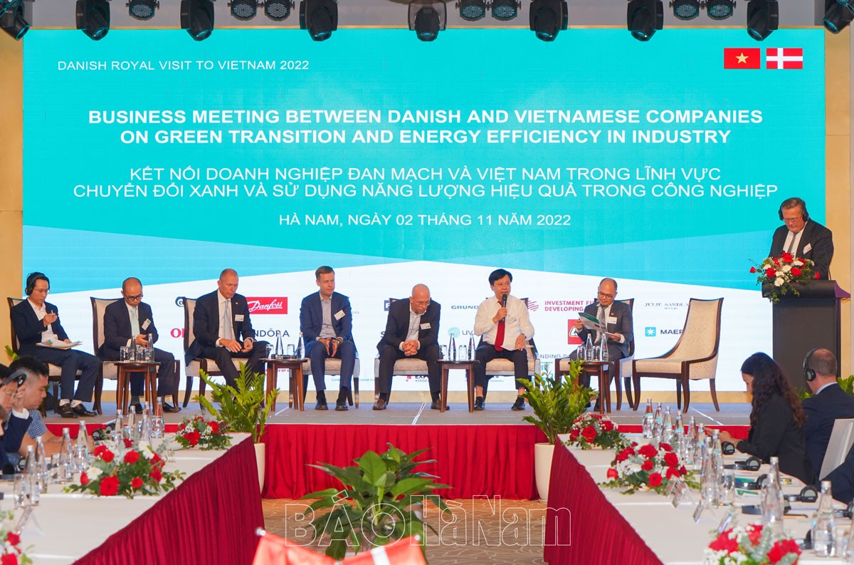 Doanh nghiệp Đan Mạch và tỉnh Hà Nam trao đổi thảo luận về chuyển đổi xanh và sử dụng năng lượng hiệu quả trong công nghiệp (Ảnh: Báo Hà Nam). Doanh nghiệp Đan Mạch và tỉnh Hà Nam trao đổi thảo luận về chuyển đổi xanh và sử dụng năng lượng hiệu quả trong công nghiệp (Ảnh: Báo Hà Nam).