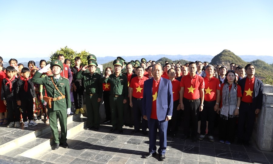 Hà Giang: Tặng cờ Tổ quốc cho bộ đội biên phòng và nhân dân khu vực biên giới Đồng Văn Hà Giang: Tặng cờ Tổ quốc cho bộ đội biên phòng và nhân dân khu vực biên giới Đồng Văn
