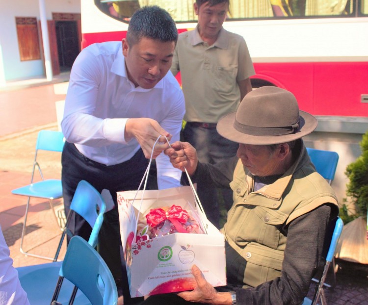 Ông Phan Anh Sơn, Ủy viên Đảng đoàn, Bí thư Đảng ủy, Phó Chủ tịch - Tổng Thư ký VUFO trao quà cho các gia đình có công hiến đất thành lập khu di tích. Ông Phan Anh Sơn, Ủy viên Đảng đoàn, Bí thư Đảng ủy, Phó Chủ tịch - Tổng Thư ký VUFO trao quà cho các gia đình có công hiến đất thành lập khu di tích.