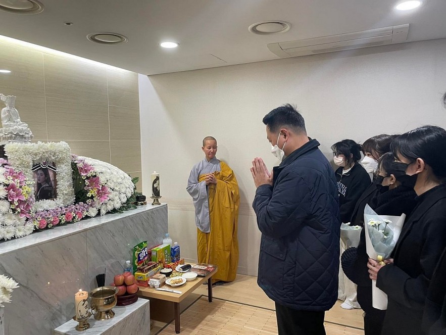 Minister Counsellor at the Vietnamese Embassy to the Republic of Korea Nguyen Viet Anh pays respects to the victim, October 31, 2022. Photo: VNA Minister Counsellor at the Vietnamese Embassy to the Republic of Korea Nguyen Viet Anh pays respects to the victim, October 31, 2022. Photo: VNA