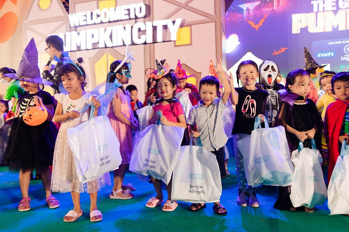Sự kiện khép lại với nhiều phần quà hấp dẫn dành tặng các cư dân nhí Vinhomes Grand Park.
