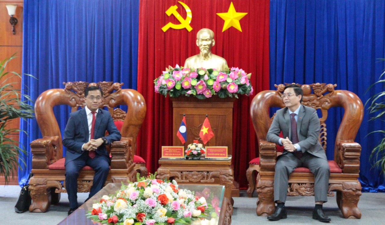 Bí thư Tỉnh ủy Đắk Lắk Nguyễn Đình Trung và Ủy viên Ban Chấp hành Trung ương Đảng Nhân dân cách mạng Lào, Bí thư Tỉnh ủy, Tỉnh trưởng tỉnh Sê Kông Lếch-lay Sỉ-vi-lay trao đổi tại buổi làm việc (Ảnh: Báo Đắk Lắk). Bí thư Tỉnh ủy Đắk Lắk Nguyễn Đình Trung và Ủy viên Ban Chấp hành Trung ương Đảng Nhân dân cách mạng Lào, Bí thư Tỉnh ủy, Tỉnh trưởng tỉnh Sê Kông Lếch-lay Sỉ-vi-lay trao đổi tại buổi làm việc (Ảnh: Báo Đắk Lắk).