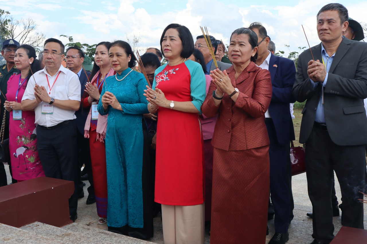 Đoàn đại biểu Việt Nam, Campuchia thăm Cụm công trình lưu niệm hành trình cứu nước của Thủ tướng Hun Sen Đoàn đại biểu Việt Nam, Campuchia thăm Cụm công trình lưu niệm hành trình cứu nước của Thủ tướng Hun Sen