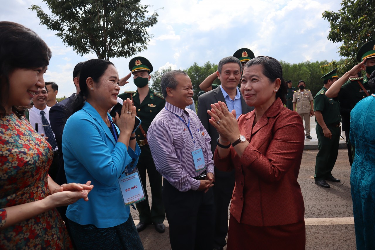 Đoàn đại biểu Việt Nam, Campuchia thăm Cụm công trình lưu niệm hành trình cứu nước của Thủ tướng Hun Sen Đoàn đại biểu Việt Nam, Campuchia thăm Cụm công trình lưu niệm hành trình cứu nước của Thủ tướng Hun Sen