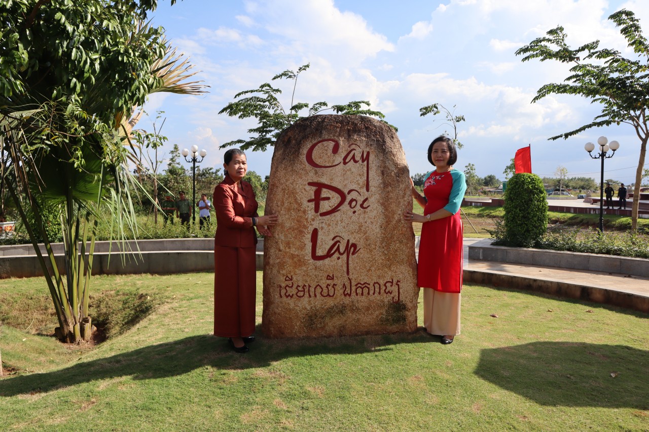 Đoàn đại biểu Việt Nam, Campuchia thăm Cụm công trình lưu niệm hành trình cứu nước của Thủ tướng Hun Sen Đoàn đại biểu Việt Nam, Campuchia thăm Cụm công trình lưu niệm hành trình cứu nước của Thủ tướng Hun Sen