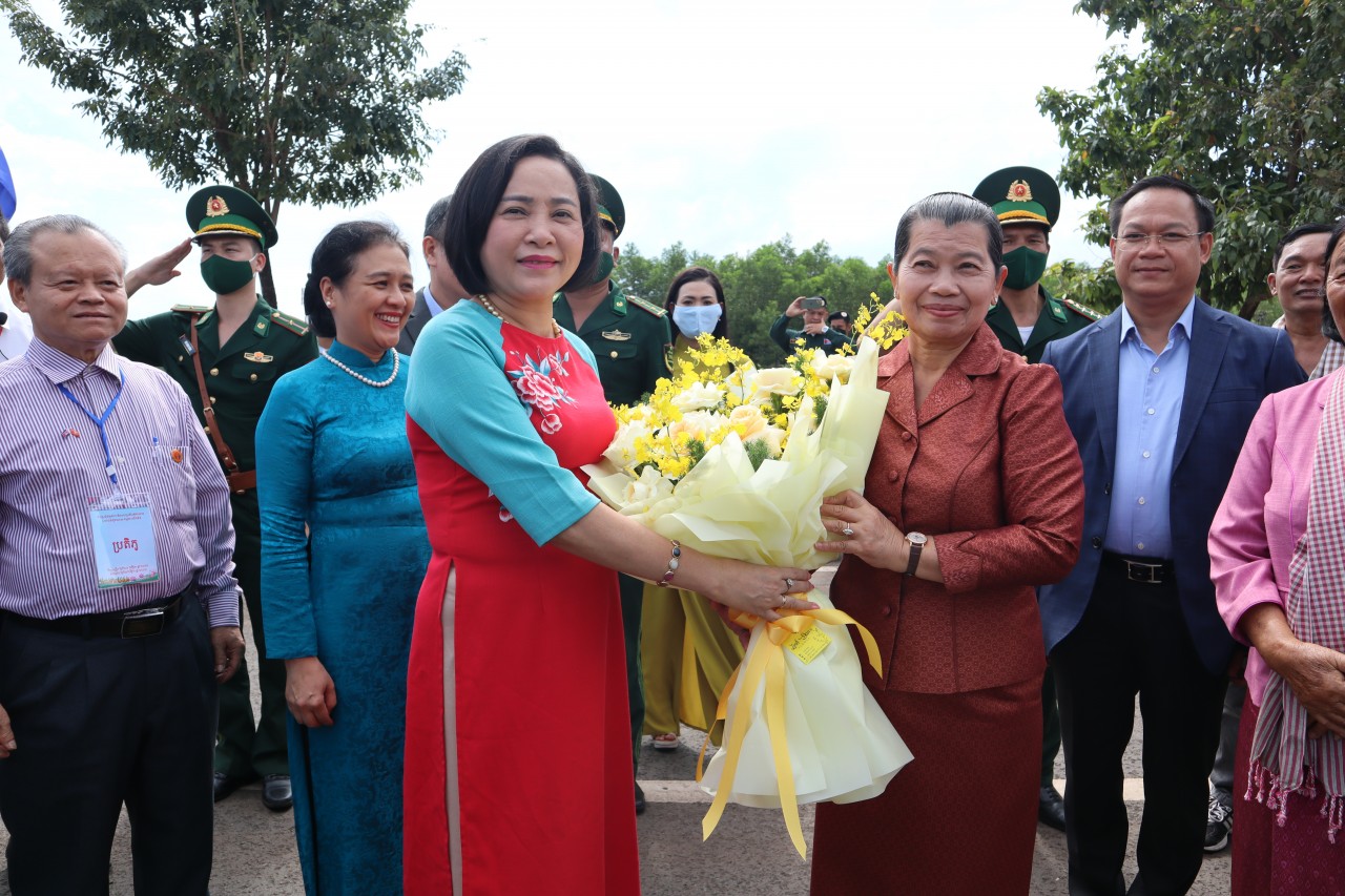 Đoàn đại biểu Việt Nam, Campuchia thăm Cụm công trình lưu niệm hành trình cứu nước của Thủ tướng Hun Sen Đoàn đại biểu Việt Nam, Campuchia thăm Cụm công trình lưu niệm hành trình cứu nước của Thủ tướng Hun Sen