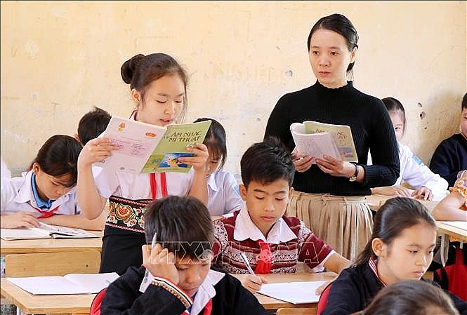 Tạo nguồn nhân lực chất lượng cao cho vùng dân tộc thiểu số và miền núi Tạo nguồn nhân lực chất lượng cao cho vùng dân tộc thiểu số và miền núi