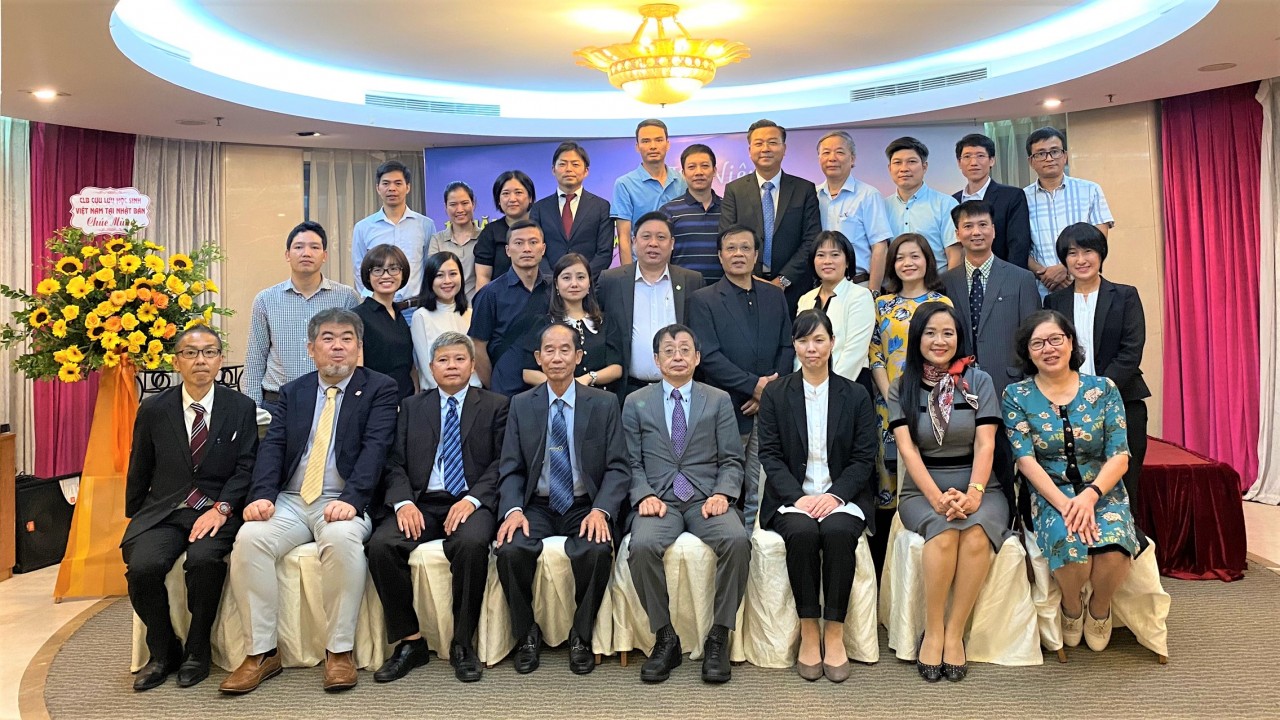 Câu lạc bộ Cựu lưu học sinh Việt Nam tại Fukuoka chụp ảnh kỷ niệm. Câu lạc bộ Cựu lưu học sinh Việt Nam tại Fukuoka chụp ảnh kỷ niệm.