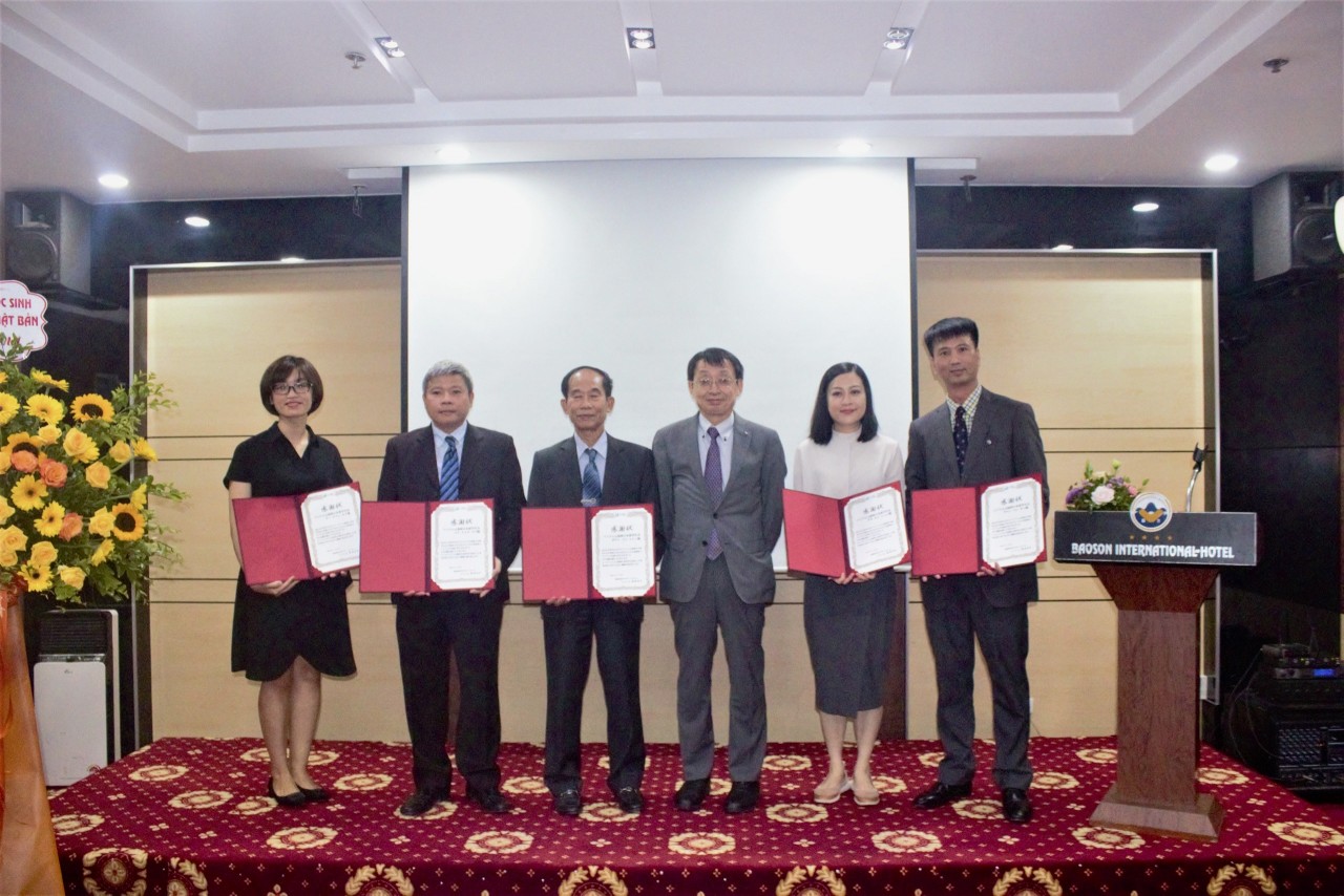 Ông Fukushima Akihiko, Giám đốc trung tâm hỗ trợ lưu học sinh tỉnh Fukuoka trao bằng khen của FISSC cho các cá nhân FVAJA. Ông Fukushima Akihiko, Giám đốc trung tâm hỗ trợ lưu học sinh tỉnh Fukuoka trao bằng khen của FISSC cho các cá nhân FVAJA.