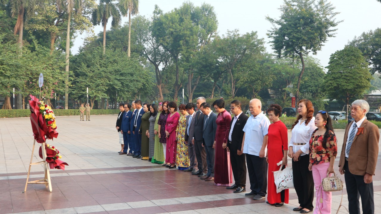 Dâng hoa tưởng niệm V.I.Lenin nhân kỷ niệm 105 năm Cách mạng Tháng Mười Nga