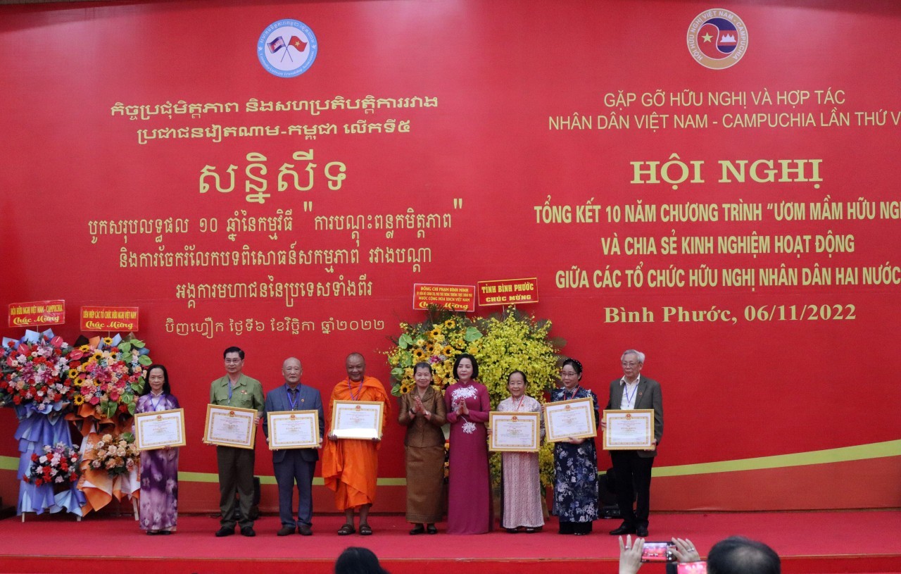 Lưu học sinh Campuchia có một gia đình ở Việt Nam Lưu học sinh Campuchia có một gia đình ở Việt Nam