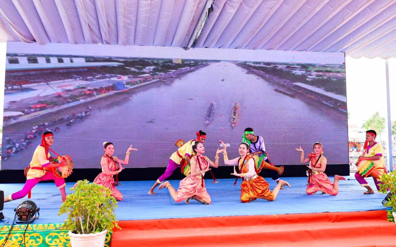 Tưng bừng giải đua ghe Ngo Đồng bằng sông Cửu Long lần thứ V Tưng bừng giải đua ghe Ngo Đồng bằng sông Cửu Long lần thứ V