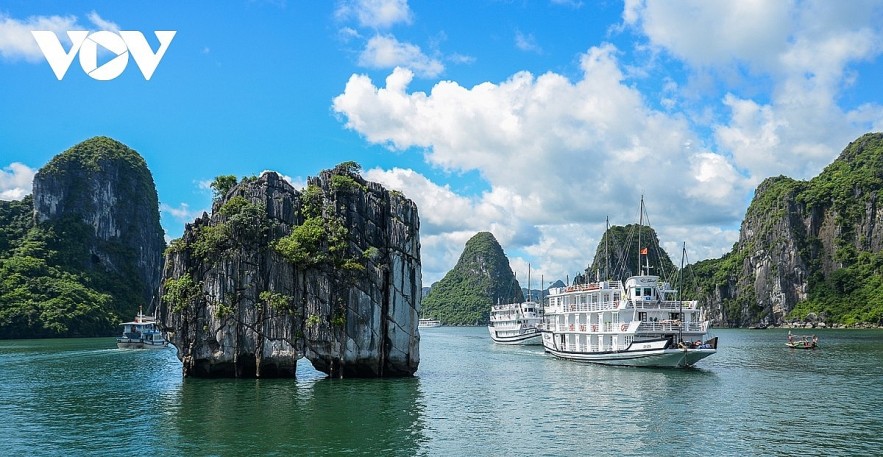 Ha Long Bay is named among world’s top 10 stunning natural wonders. Photo: VOV Ha Long Bay is named among world’s top 10 stunning natural wonders. Photo: VOV