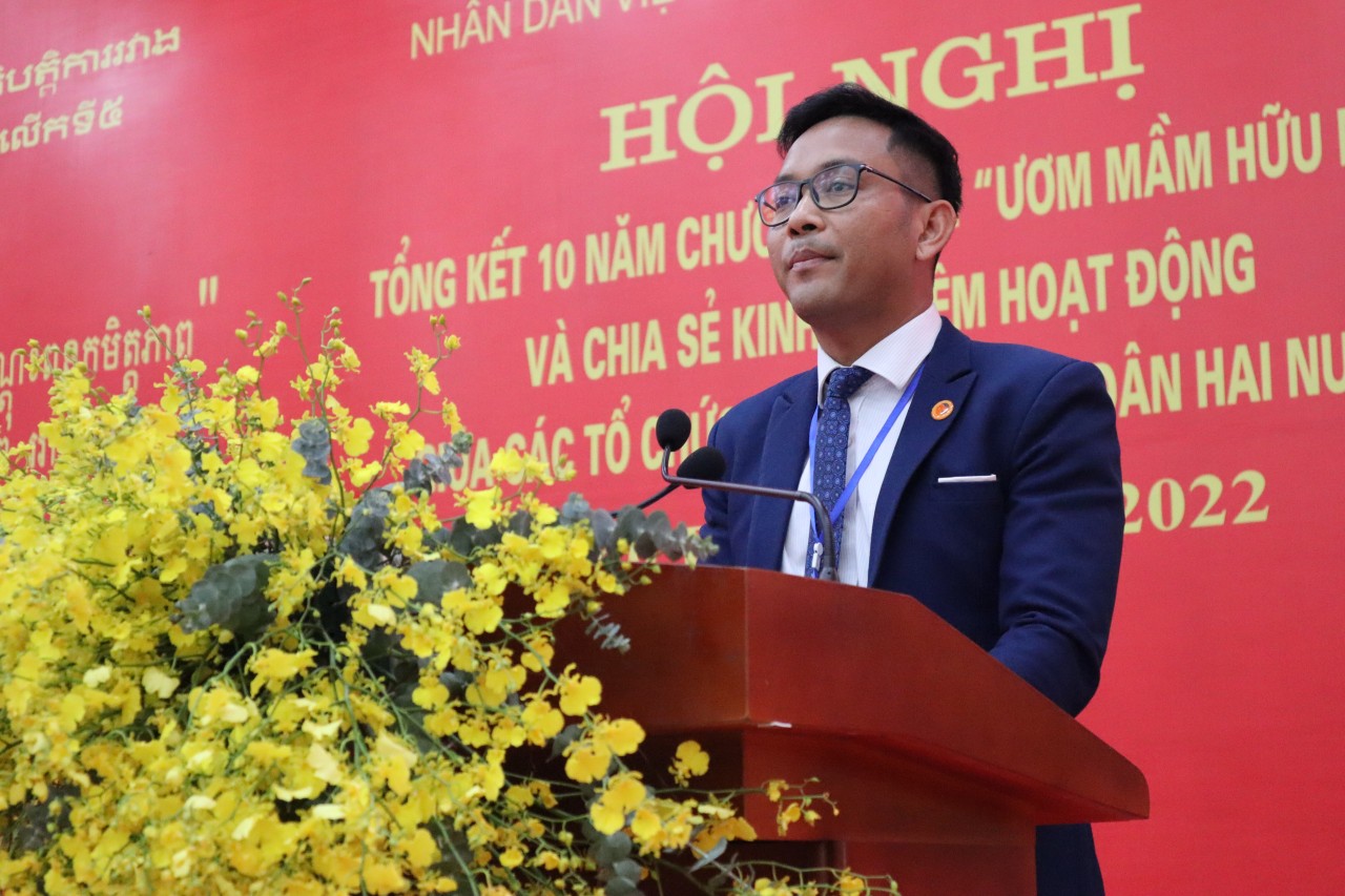 Anh Thon Bunheng (32 tuổi, ở huyện Mesang, tỉnh Prey Veng, Campuchia), vừa tốt nghiệp thạc sỹ quản trị kinh doanh tại trường Đại học Bách khoa thành phố Hồ Chí Minh, chia sẻ về quá trình học tập ở Việt Nam và sự quan tâm, giúp đỡ của thầy cô, bạn bè, Hội hữu nghị Việt Nam - Campuchia. Anh Thon Bunheng (32 tuổi, ở huyện Mesang, tỉnh Prey Veng, Campuchia), vừa tốt nghiệp thạc sỹ quản trị kinh doanh tại trường Đại học Bách khoa thành phố Hồ Chí Minh, chia sẻ về quá trình học tập ở Việt Nam và sự quan tâm, giúp đỡ của thầy cô, bạn bè, Hội hữu nghị Việt Nam - Campuchia.