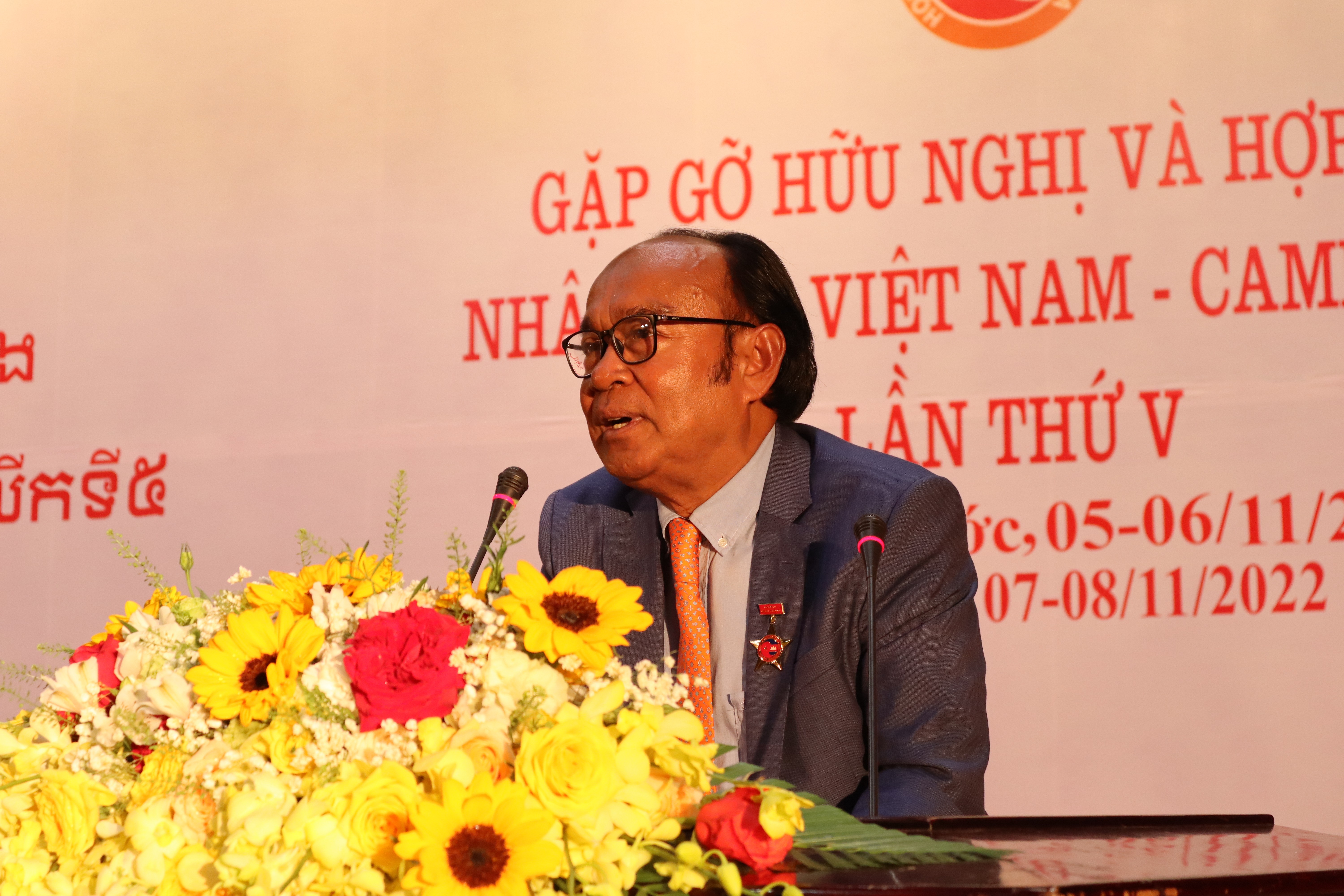 Ông Vann Phal - Cố vấn Thủ tướng Hun Sen, Phó Chủ tịch Hội Hữu nghị Campuchia - Việt Nam ôn lại lịch sử và truyền thống đoàn kết, ủng hộ và giúp đỡ lẫn nhau giữa Campuchia và Việt Nam trong những ngày đấu tranh giải phóng dân tộc trước đây cũng như trong công cuộc xây dựng, phát triển đất nước ngày nay (Ảnh: Thành Luân). Ông Vann Phal - Cố vấn Thủ tướng Hun Sen, Phó Chủ tịch Hội Hữu nghị Campuchia - Việt Nam ôn lại lịch sử và truyền thống đoàn kết, ủng hộ và giúp đỡ lẫn nhau giữa Campuchia và Việt Nam trong những ngày đấu tranh giải phóng dân tộc trước đây cũng như trong công cuộc xây dựng, phát triển đất nước ngày nay (Ảnh: Thành Luân).
