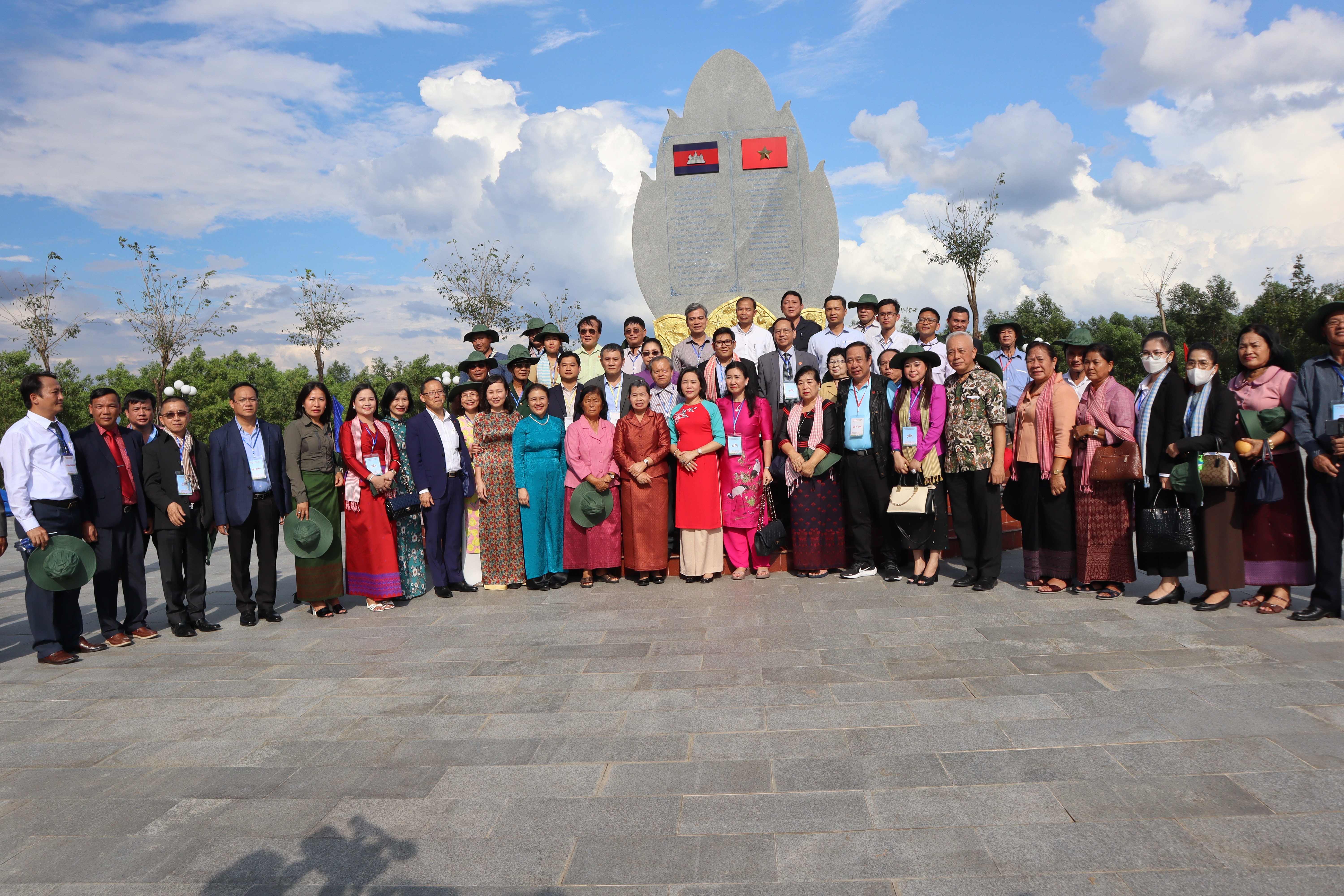 Đoàn lãnh đạo cấp cao hai nước Việt Nam - Campuchia chụp hình lưu niệm tại khu vực Thủ tướng Hun Sen từng dừng chân nghỉ ngơi khi sang Việt Nam trong hành trình cứu nước của mình (Ảnh: Thành Luân). Đoàn lãnh đạo cấp cao hai nước Việt Nam - Campuchia chụp hình lưu niệm tại khu vực Thủ tướng Hun Sen từng dừng chân nghỉ ngơi khi sang Việt Nam trong hành trình cứu nước của mình (Ảnh: Thành Luân).