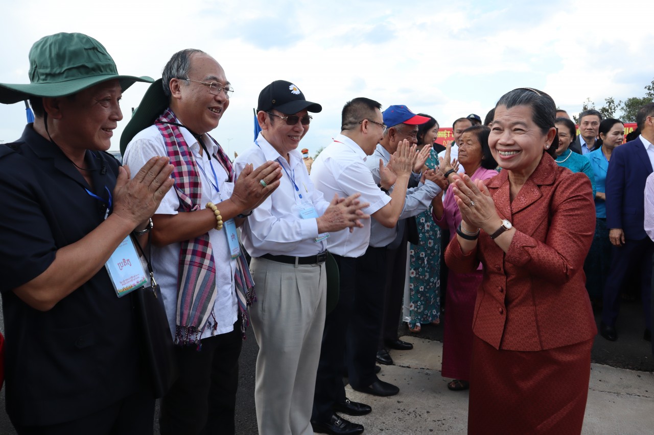 Các đại biểu Hội hữu nghị Việt Nam - Campuchia chào đón Phó Thủ tướng, Chủ tịch Hội Hữu nghị Campuchia - Việt Nam Men Sam An Các đại biểu Hội hữu nghị Việt Nam - Campuchia chào đón Phó Thủ tướng, Chủ tịch Hội Hữu nghị Campuchia - Việt Nam Men Sam An