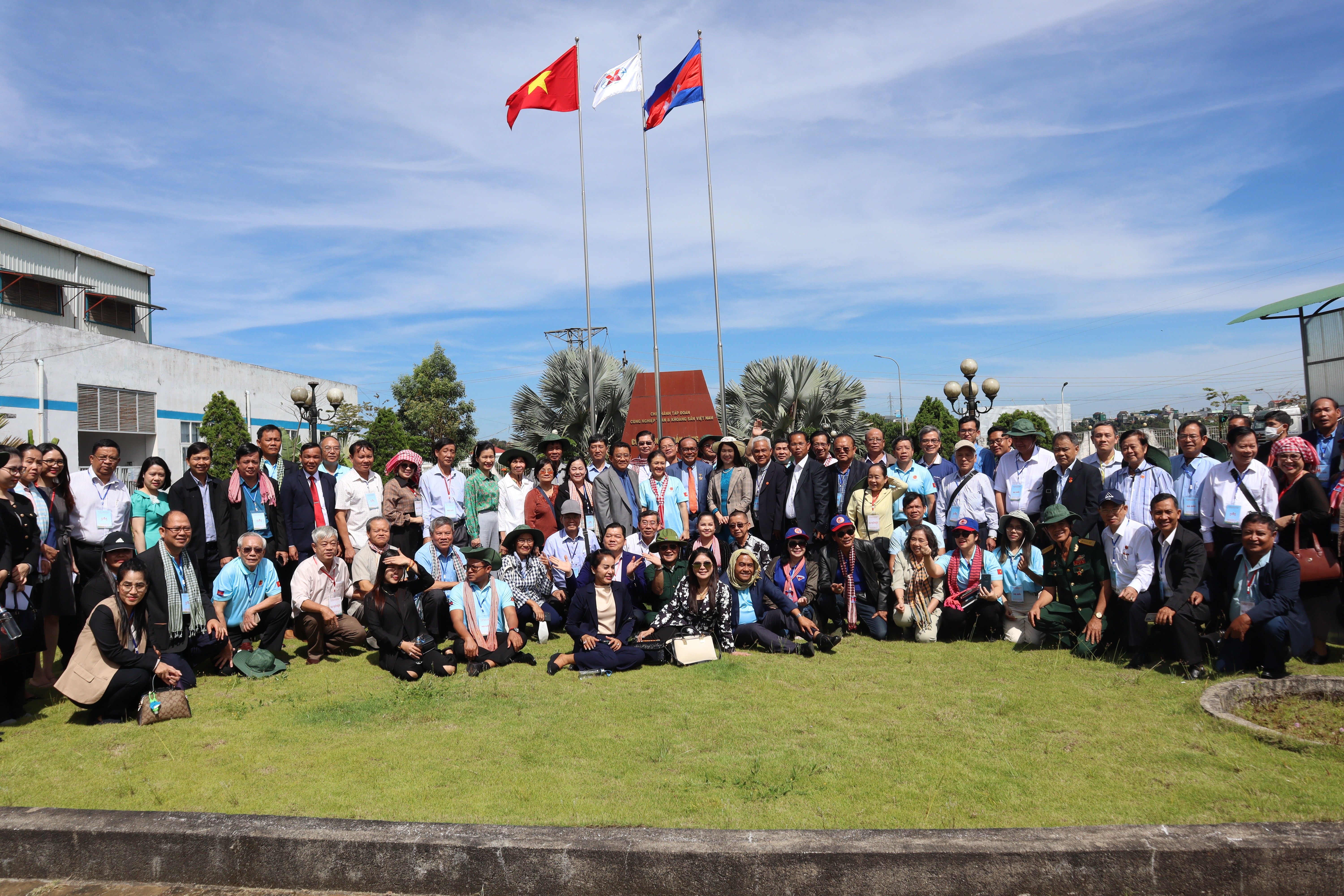 Đại biểu hai đoàn chụp ảnh lưu niệm tại nhà máy Alumin Nhân Cơ (Ảnh: Thành Luân). Đại biểu hai đoàn chụp ảnh lưu niệm tại nhà máy Alumin Nhân Cơ (Ảnh: Thành Luân).