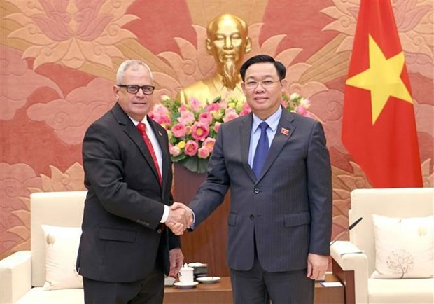 National Assembly Chairman Vuong Dinh Hue (right) receives Homero Acosta Álvarez, Secretary of the National Assembly of People’s Power and the Council of State of Cuba on November 8. Photo: VNA