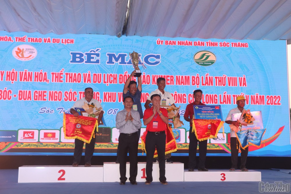 Ban tổ chức trao giải cho các đội ghe ngo nam có thành tích cao trong giải đua.