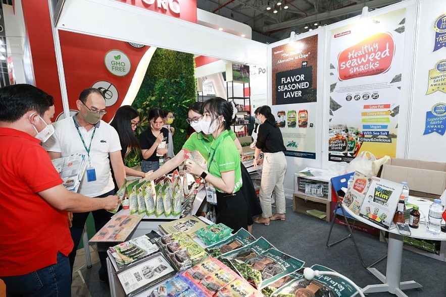 Giới thiệu sản phẩm từ Hàn Quốc tới người tiêu dùng tại Vietfood & Beverage-Propack tại TP. Hồ Chí Minh (8/2022). Ảnh: Thiên Trang Giới thiệu sản phẩm từ Hàn Quốc tới người tiêu dùng tại Vietfood & Beverage-Propack tại TP. Hồ Chí Minh (8/2022). Ảnh: Thiên Trang