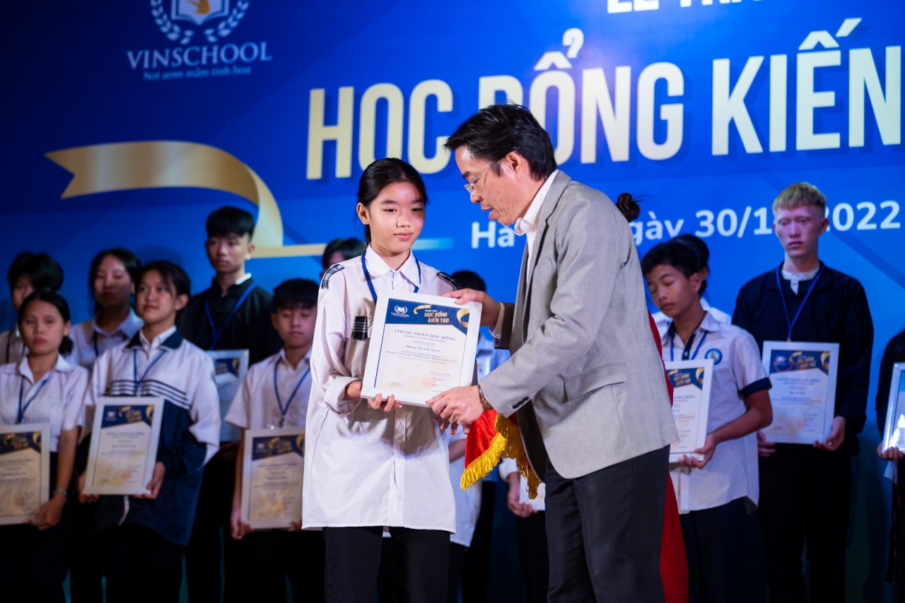 Ông Đặng Hoa Nam - Cục trưởng Cục Trẻ em (Bộ Lao động - Thương binh và Xã hội) trao giấy chứng nhận cho học sinh Học bổng Kiến tạo 2022 Ông Đặng Hoa Nam - Cục trưởng Cục Trẻ em (Bộ Lao động - Thương binh và Xã hội) trao giấy chứng nhận cho học sinh Học bổng Kiến tạo 2022