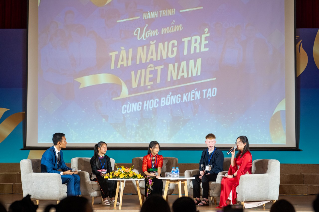 Học sinh Học bổng Kiến tạo trò chuyện cùng thầy cô tại lễ trao học bổng Học sinh Học bổng Kiến tạo trò chuyện cùng thầy cô tại lễ trao học bổng