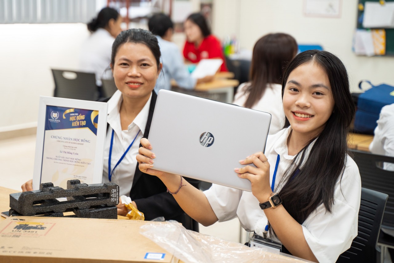 Những chiếc laptop được trao tặng sẽ là công cụ giúp học sinh Học bổng Kiến tạo khám phá tri thức và kết nối cùng thầy cô cố vấn Những chiếc laptop được trao tặng sẽ là công cụ giúp học sinh Học bổng Kiến tạo khám phá tri thức và kết nối cùng thầy cô cố vấn